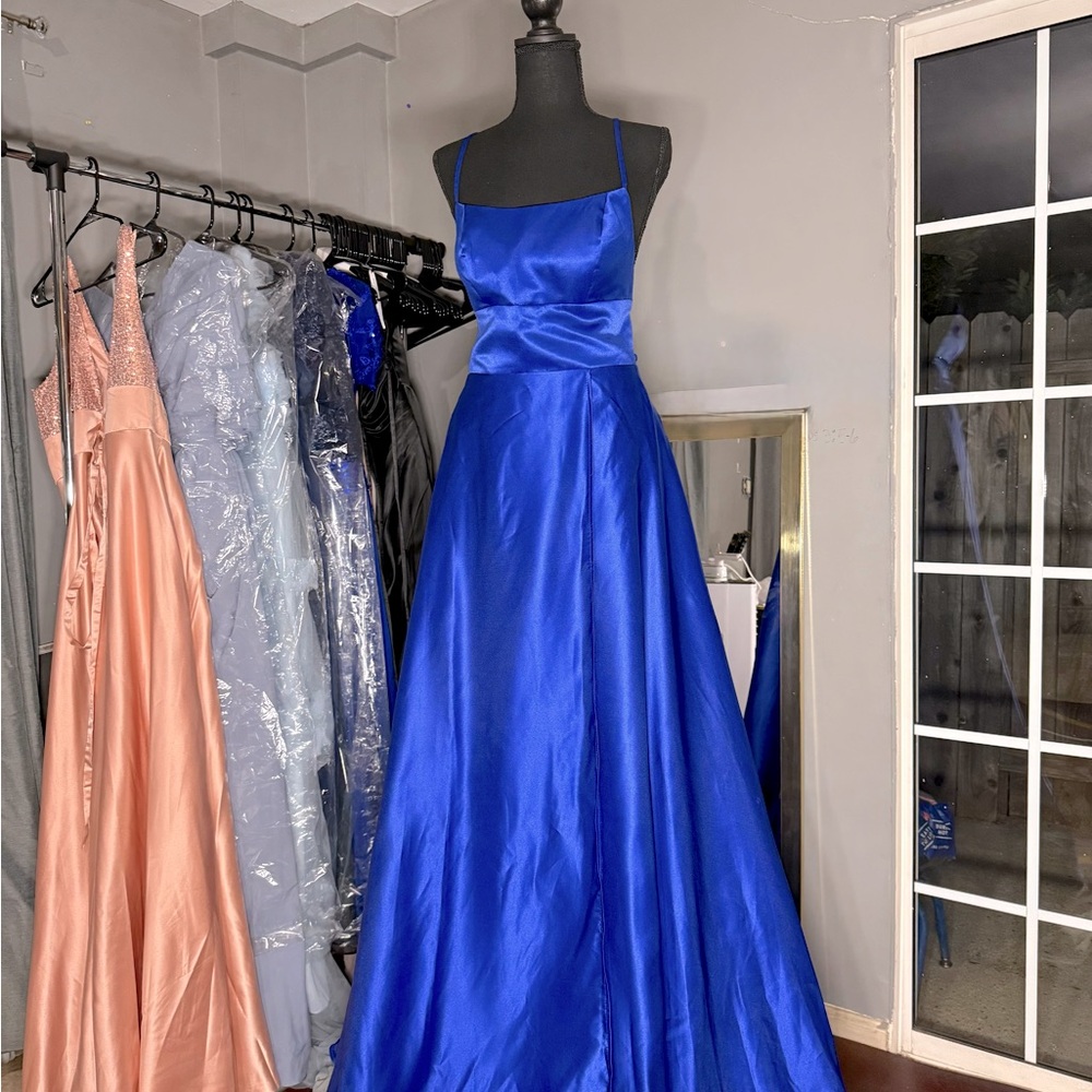 Square-cut Thin straps, A line skirt crossings opening, open back with pockets